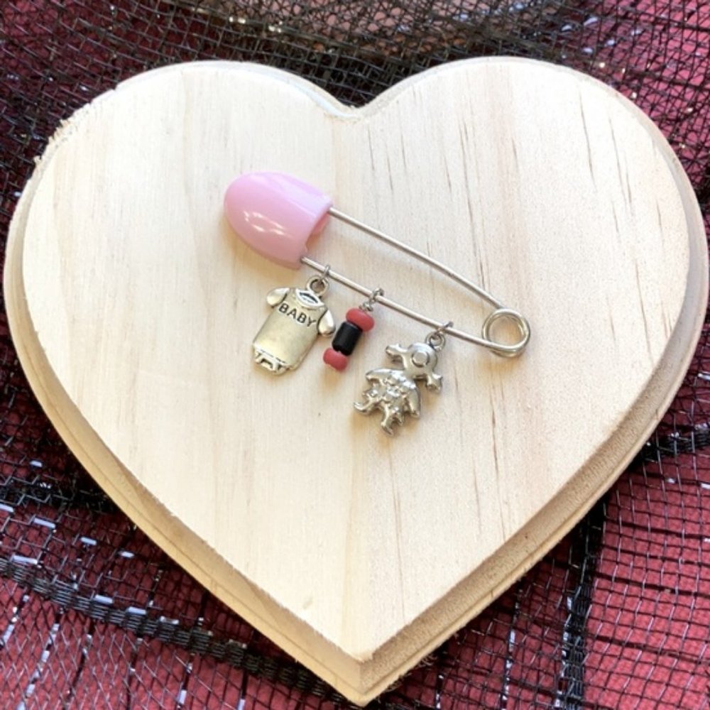 Azabache baby girl 👧🏻 protection brooch pin 🧷